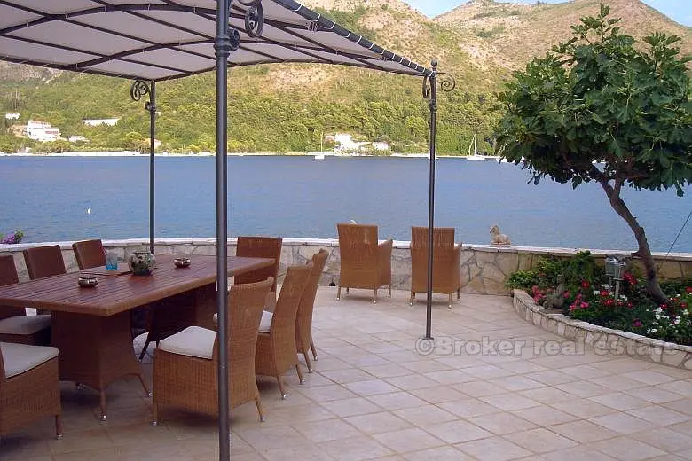 Villa neposredno iznad Jadranskog mora