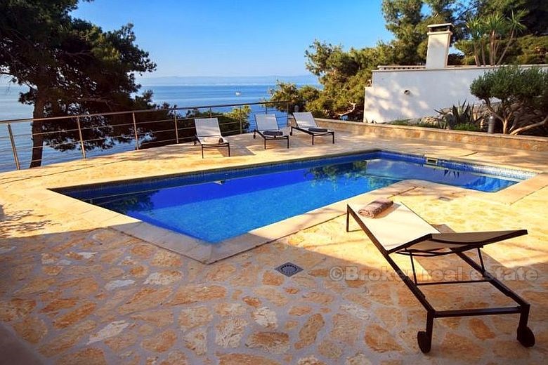 Villa de luxe avec piscine, première rangée de la mer