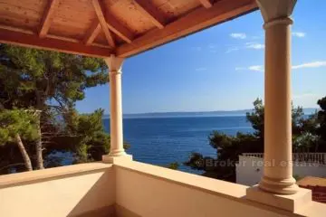 Luxury villa with swimming pool, first row to the sea