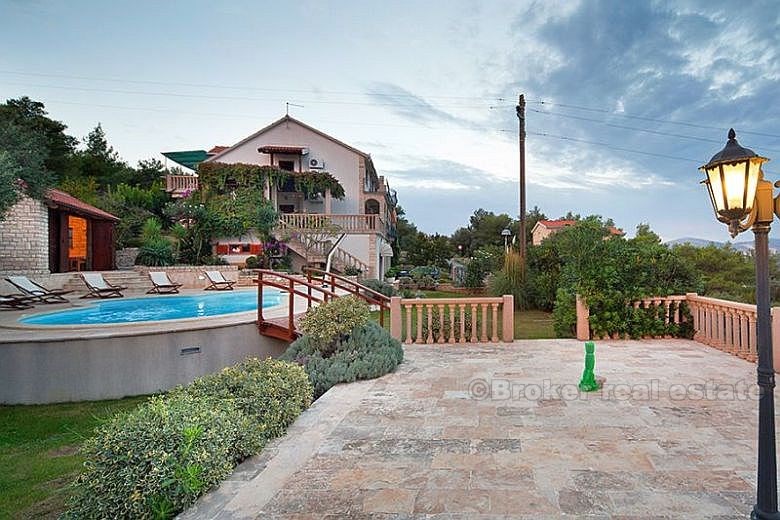 Kuća / Vila okružena mediteranskim vrtom, za najam
