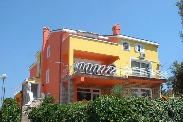 Attractive house with 10 apartments, for sale