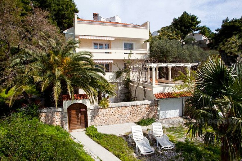 Hus / villa med pool, första raden mot havet