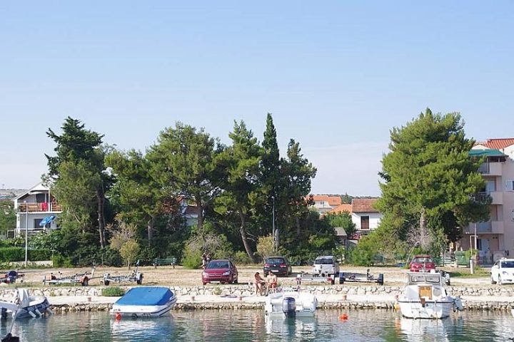 House and the land plot at the seafront