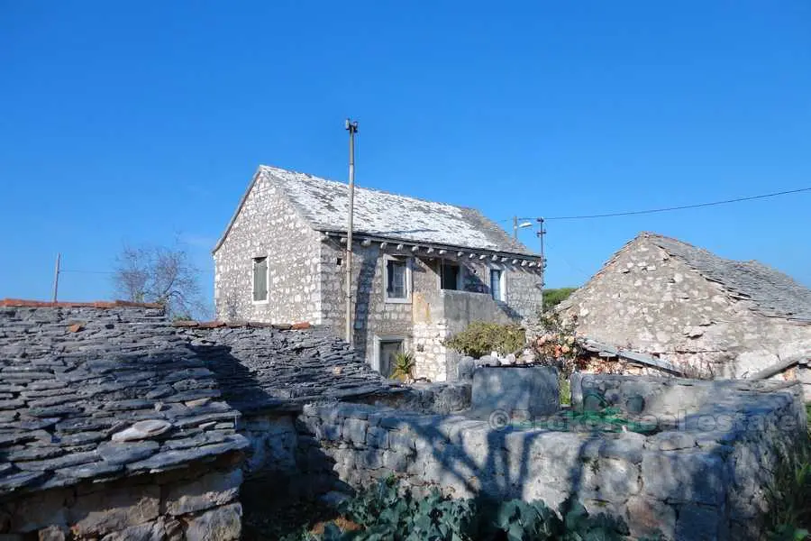 La vieille maison en pierre avec jardin
