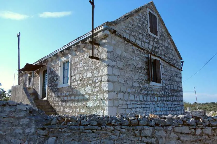Stara kamena kuća s okućnicom