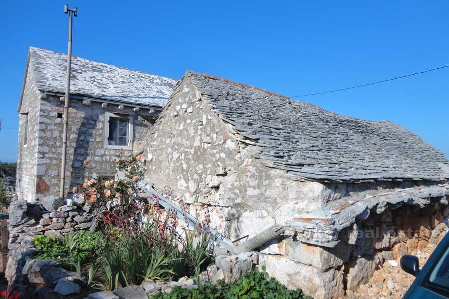 La vecchia casa in pietra con un giardino