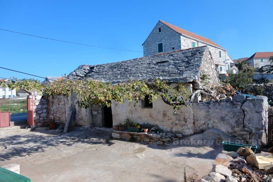 Stara kamena kuća s okućnicom