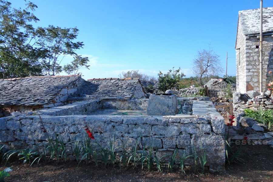 Det gamla stenhuset med en trädgård