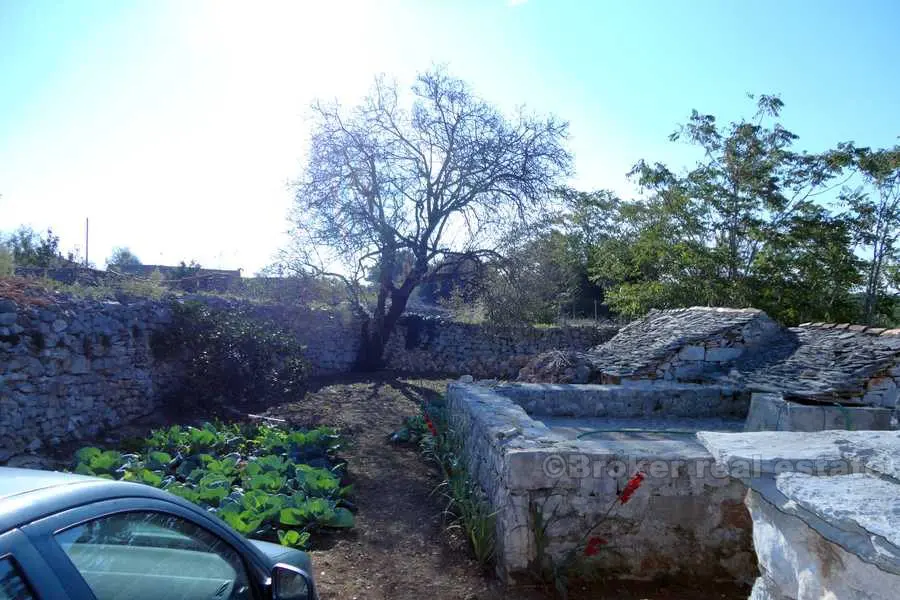 Det gamla stenhuset med en trädgård