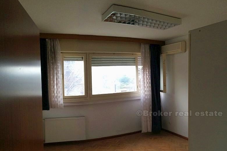 Split 3, Three bedroom apartment office / hostel / office, for sale