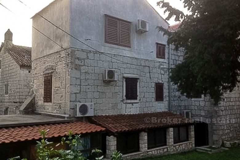 Stone house with garden, for sale