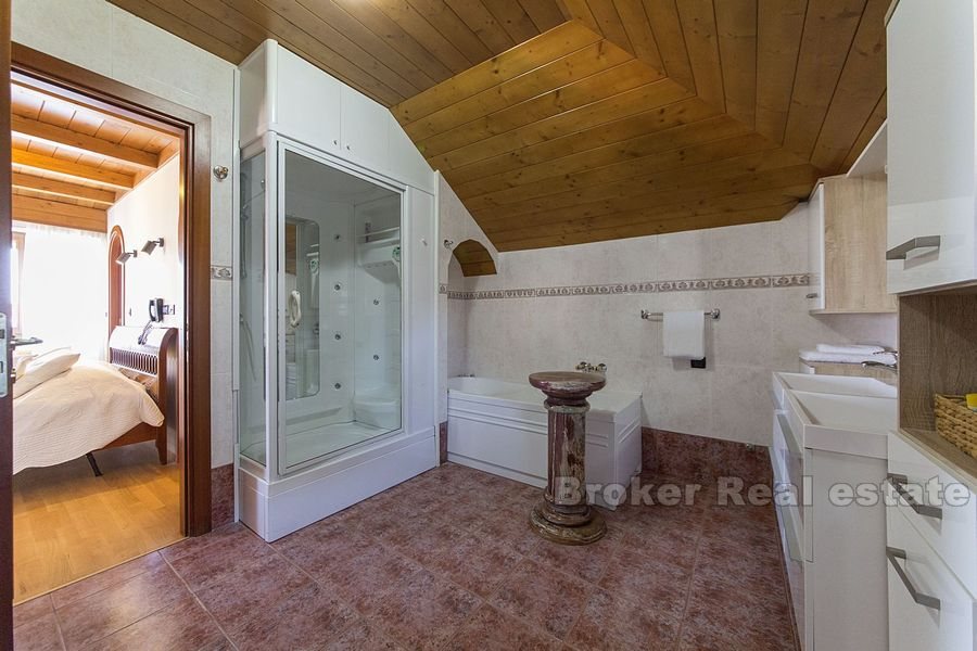 Marjan, Four-bedroom apartment with pool, for sale