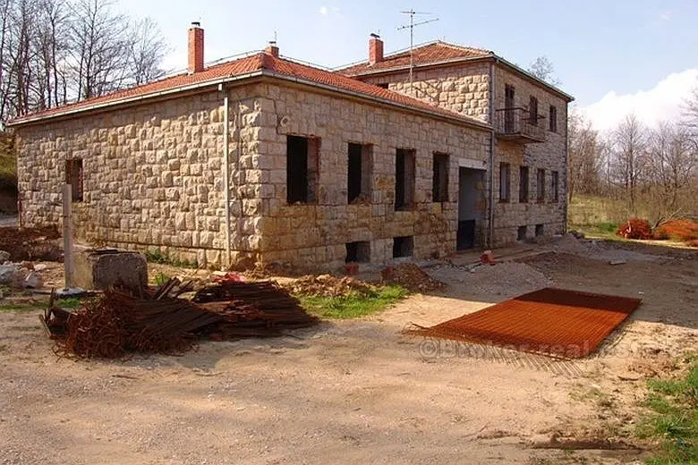 Bâtiment (ancienne école élémentaire) construit en pierre, à vendre