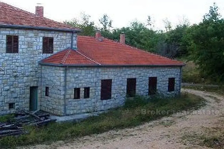 Bygning (tidligere grunnskole) bygget i stein, til salgs