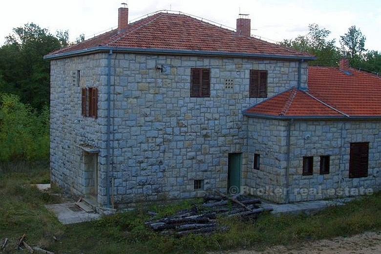 Budova (bývalá základní škola) postavená v kamenu, na prodej