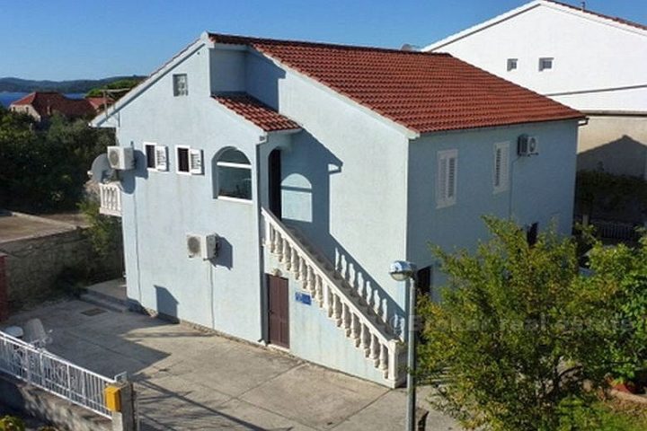 Detached house with four apartments, for sale