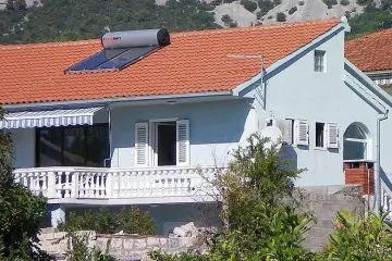 Detached house with four apartments, for sale