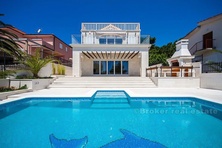 Luksus villa ved sjøen, med svømmebasseng, til salgs