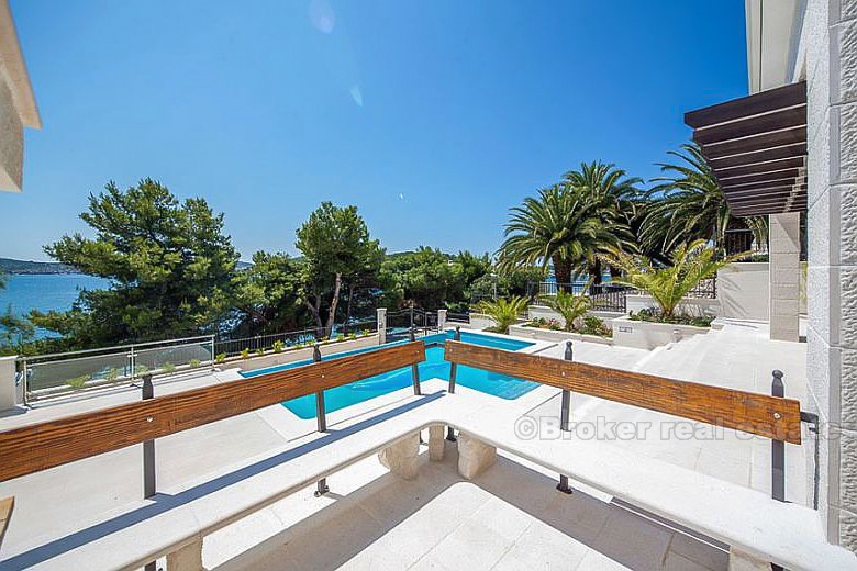 Luxusní vila u moře s bazénem na prodej