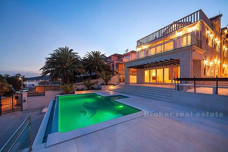 Villa de luxe à la mer, avec piscine, à vendre