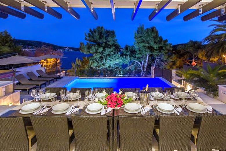 Luxus-Villa am Meer, mit Schwimmbad, zu verkaufen