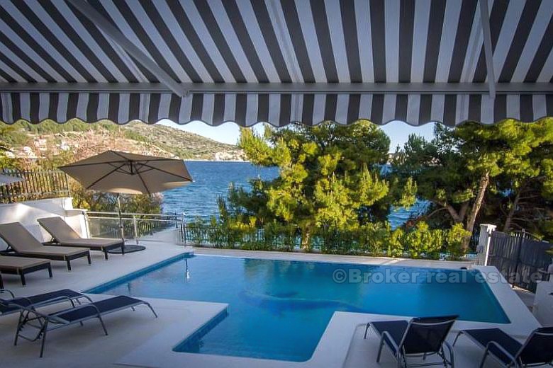 Luksus villa ved sjøen, med svømmebasseng, til salgs