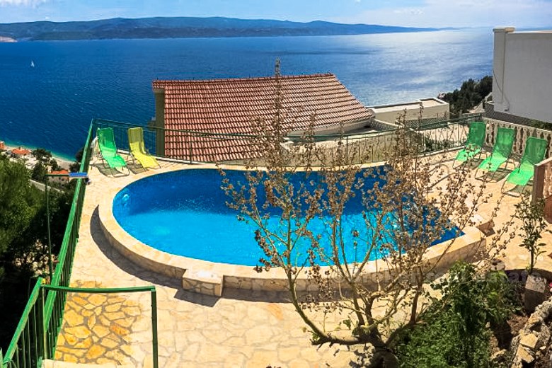 Attraktiv villa med svømmebasseng, til salgs