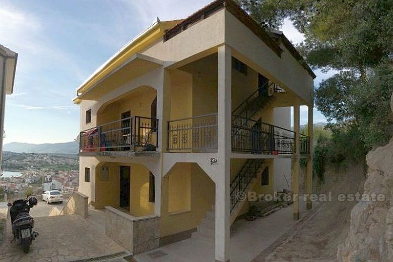 Casa indipendente a Podstrana, in vendita