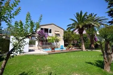 Detached house with a swimming pool, for sale