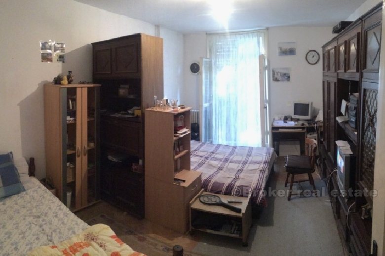 Appartement de deux chambres à rénover, à vendre