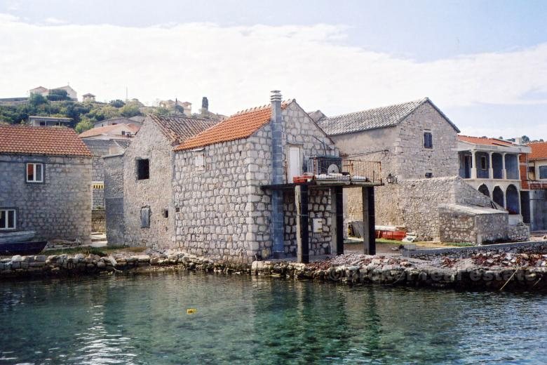 Casa in pietra in riva al mare, in vendita