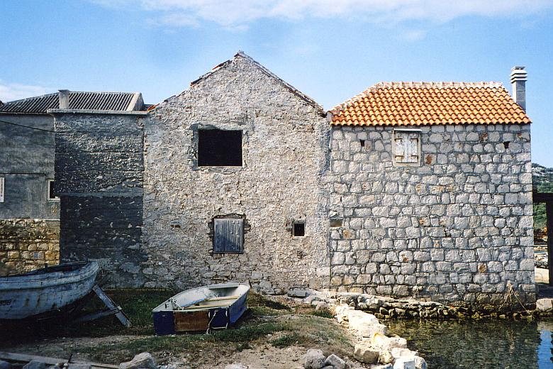 Kamienny dom nad morzem, na sprzedaż