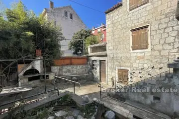 Detached stone house, for sale