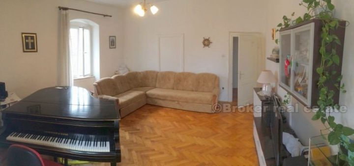 Four bedroom apartment in the center of town