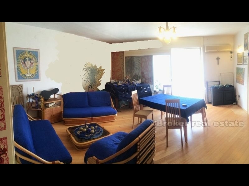 Four bedroom apartment in the center of town, for sale