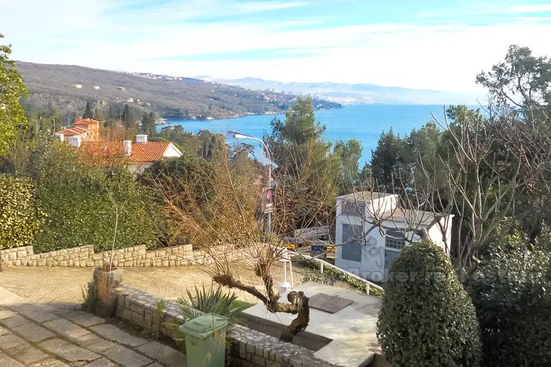 Casa con giardino mediterraneo, in vendita