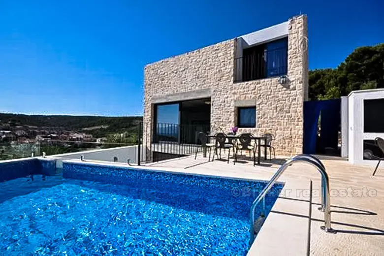 Belle villa moderne avec piscine, à vendre