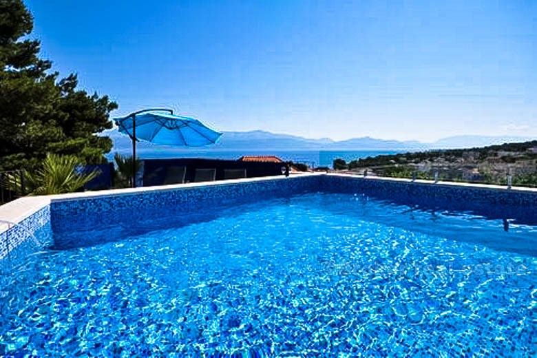 Predivna modrna vila s bazenom, na prodaju