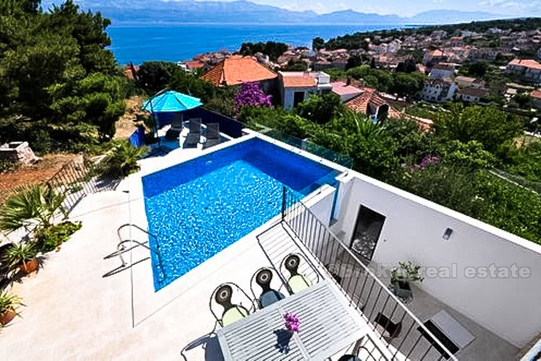 Belle villa moderne avec piscine, à vendre