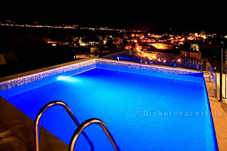 Schöne moderne Villa mit Pool, zum Verkauf