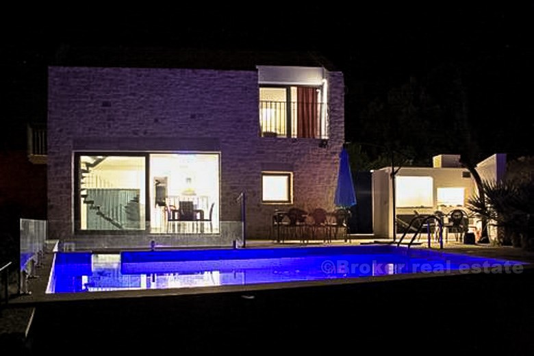 Bella villa moderna con piscina, in vendita