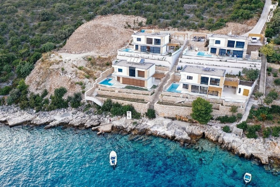 Exclusive villa with sea view