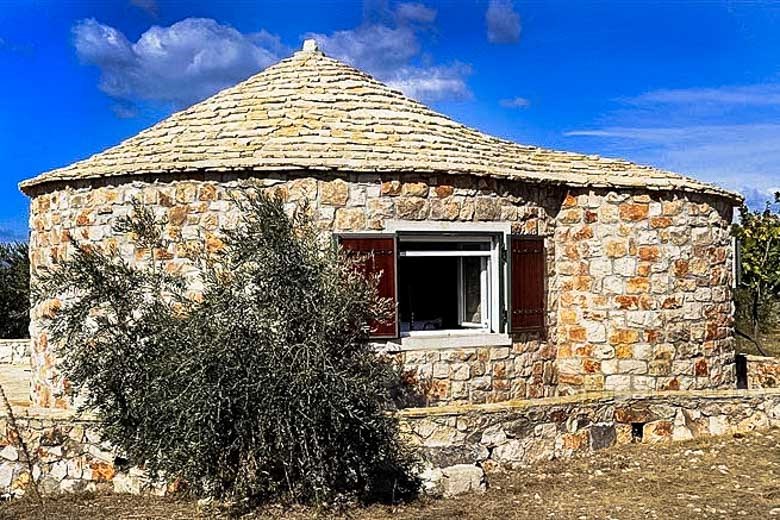Dwie domy z gajem oliwnym