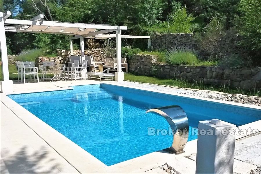 Villa avec piscine sur un terrain spacieux