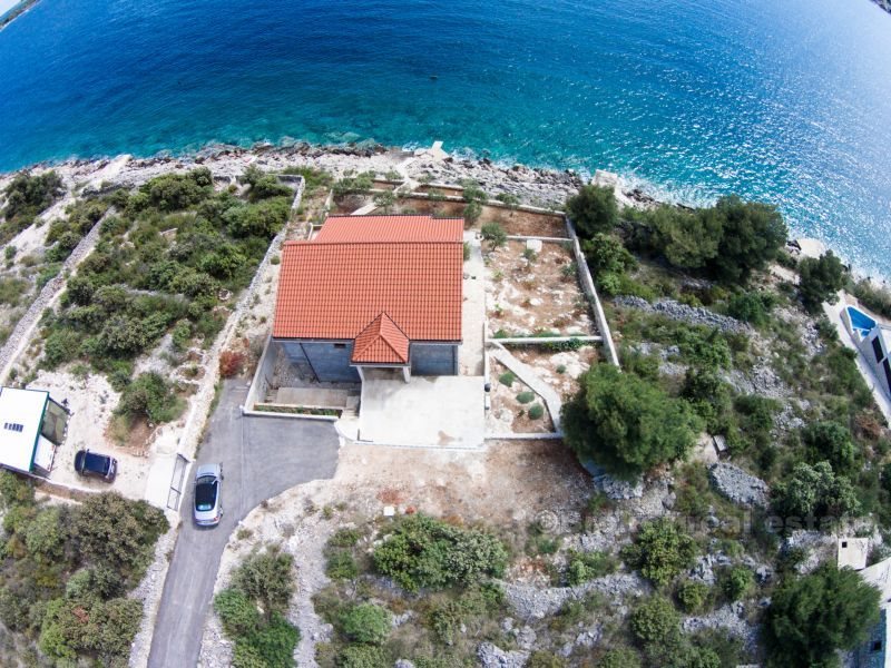 Unfinished villa in the first row to the sea