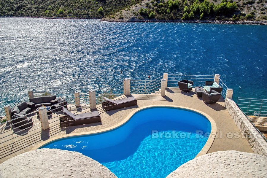 Vakker villa med svømmebasseng, til salgs