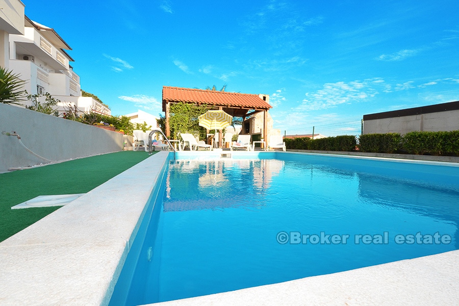 Detached house with swimming pool and sea view