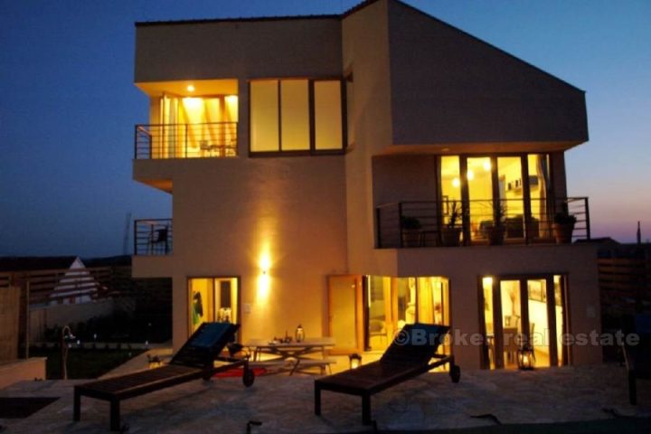 Modern house full of daylight, for sale