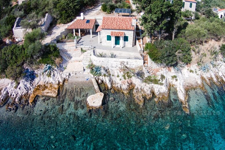 Красивый каменный дом у моря, для продажи