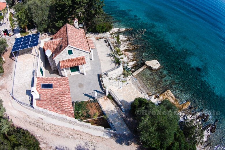Beautiful stone house by the sea, for sale
